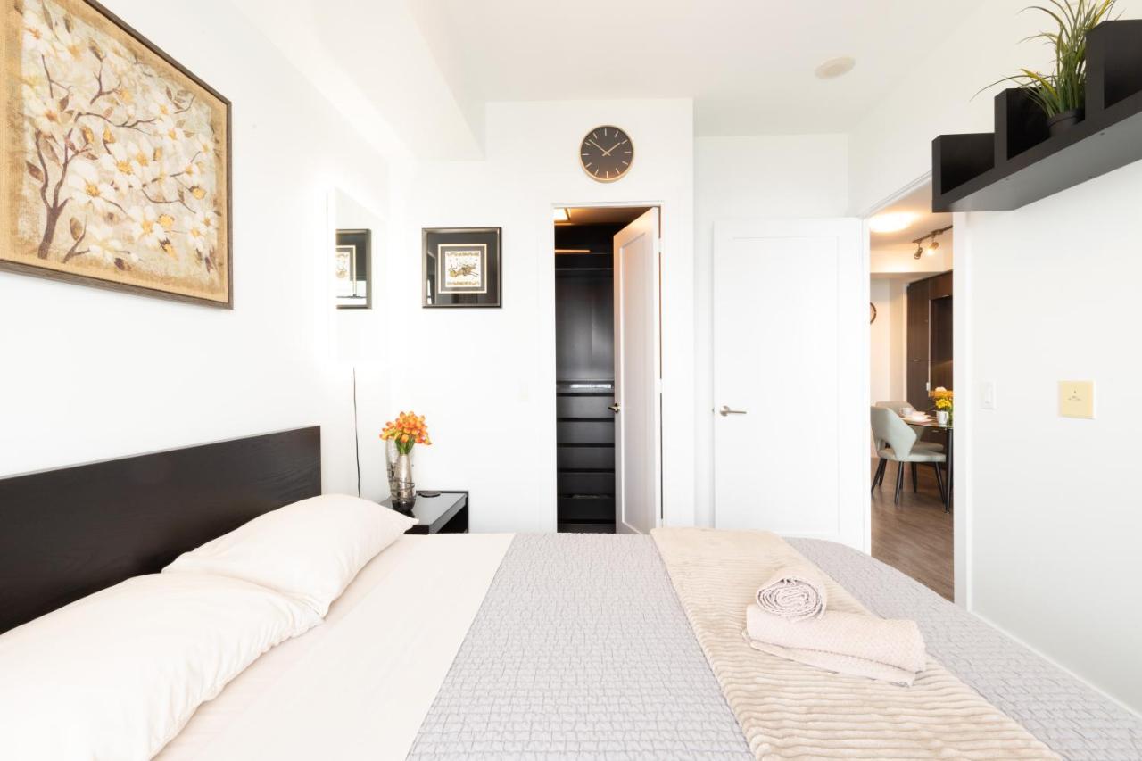 Bright Condo In The Heart Of Toronto Exterior photo