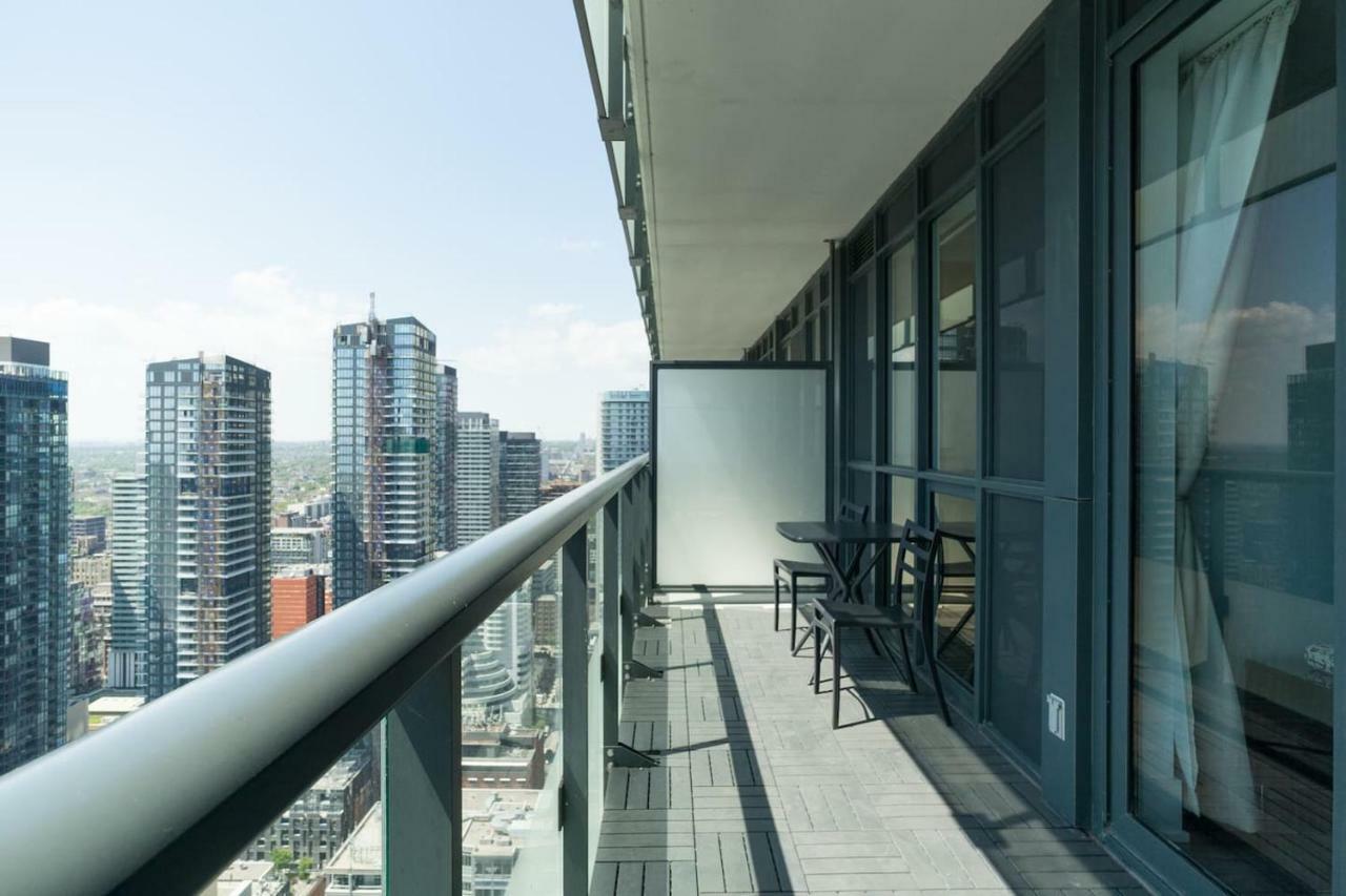 Bright Condo In The Heart Of Toronto Exterior photo