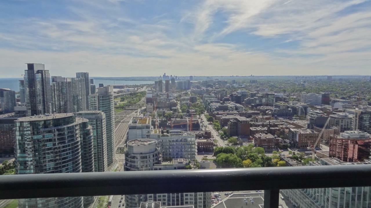 Bright Condo In The Heart Of Toronto Exterior photo