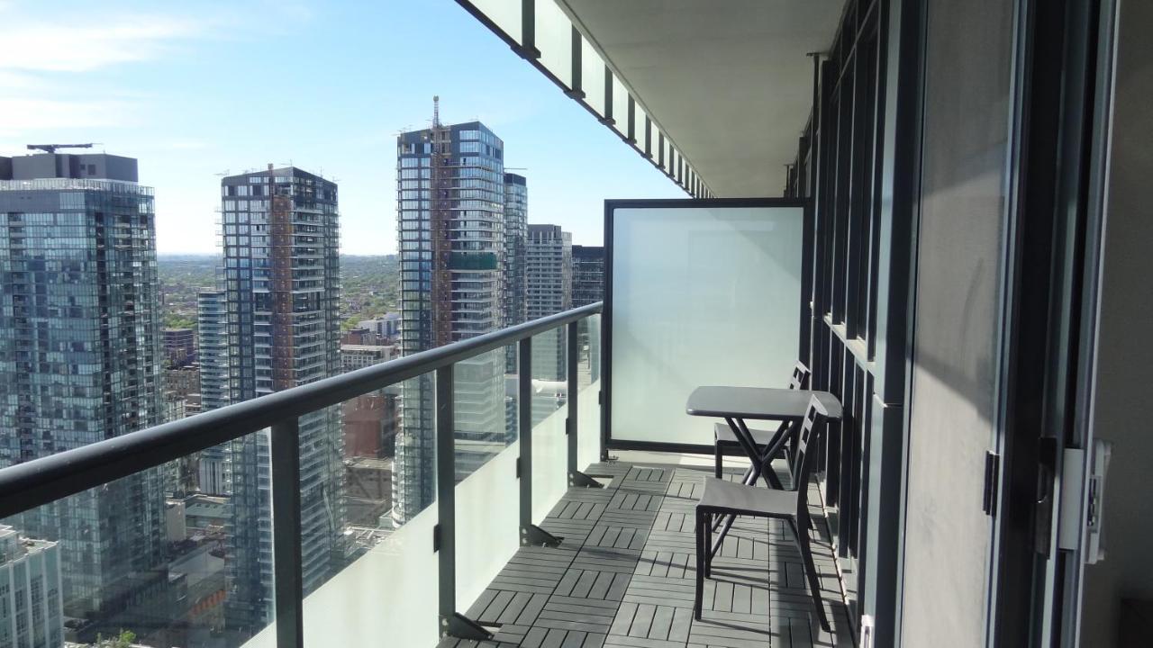 Bright Condo In The Heart Of Toronto Exterior photo